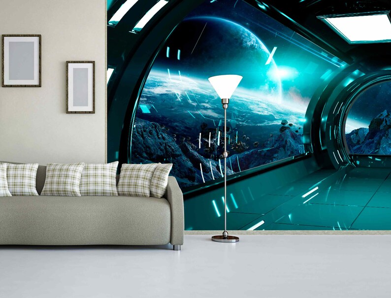 Op de afbeelding: Een futuristisch interieur met een groot raam met uitzicht op een planeet en de ruimte. De kamer heeft een turquoise kleurenschema met een bank, een vloerlamp en ingelijste kunstwerken. Het raam biedt uitzicht op een planeet en de ruimte.