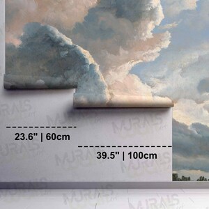 Op de afbeelding: Muurbehang met een klassiek schilderij van een bewolkte lucht in blauwe, witte en perziktinten. Het behang is gedeeltelijk uitgerold en toont het ontwerp. Afmetingen: 60 cm en 100 cm.