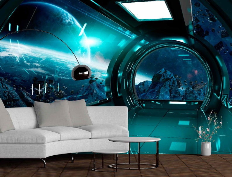 Op de afbeelding: Een futuristische interieursc&egrave;ne met een witte hoekbank, een ronde salontafel en een ruimtemuur. De muurschildering toont een planeet en ruimterotsen door een rond raam. De kamer wordt verlicht met tealkleurige verlichting.