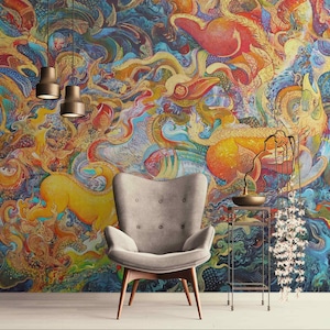 Può includere: Un murale di parete astratto colorato con una poltrona grigia e un piccolo tavolino laterale in metallo con una pianta di fronte. Il murale presenta motivi a spirale e colori vivaci, tra cui rosso, giallo, blu e verde.