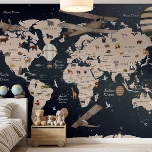 Peut inclure: Une fresque murale représentant une carte du monde sur un fond bleu foncé avec des continents beiges. La carte affiche divers animaux, avions et montgolfières dans différentes régions. Des étiquettes identifient les océans et pays.
