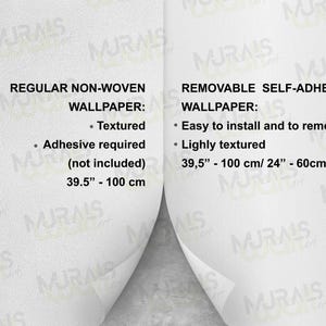 Op de afbeelding: Afbeelding met twee soorten behang: regulier vliesbehang en verwijderbaar zelfklevend behang. Het vliesbehang is getextureerd en vereist lijm. De zelfklevende optie is eenvoudig aan te brengen en te verwijderen, licht getextureerd en meet 100 cm of 60 cm.
