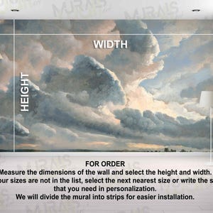 Op de afbeelding: Een muurschildering met een dramatische wolkenlucht in grijstinten, wit en blauw. De woorden "HEIGHT" en "WIDTH" worden weergegeven, samen met bestelinstructies. Een staande lamp is zichtbaar in de hoek.