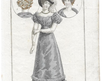 Puede incluir: Una ilustración en blanco y negro de una mujer con un vestido gris con un dobladillo con volantes y un sombrero blanco. La mujer está de pie frente a un fondo blanco. La imagen es de un libro titulado "Costumes allemand et françois" y está fechada en 1821.