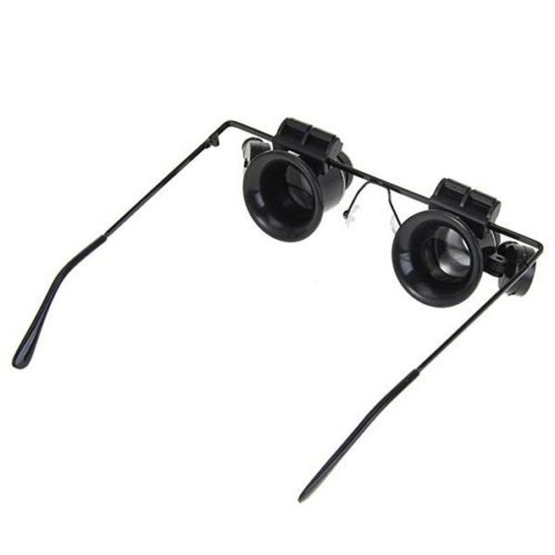 K&ouml;nnte beinhalten: Schwarze Lupenbrille mit verstellbaren B&uuml;geln. Die Brille hat zwei runde Linsen mit schwarzen Rahmen.