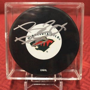 NHL Hockey BCW Puck Square Display Case Soporte de recuerdos apilable con soporte ajustable