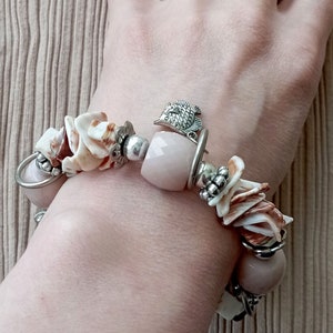 Vintage dainty beige bracelet of natural seashells metal pendants and bead Stretch yarn image 4