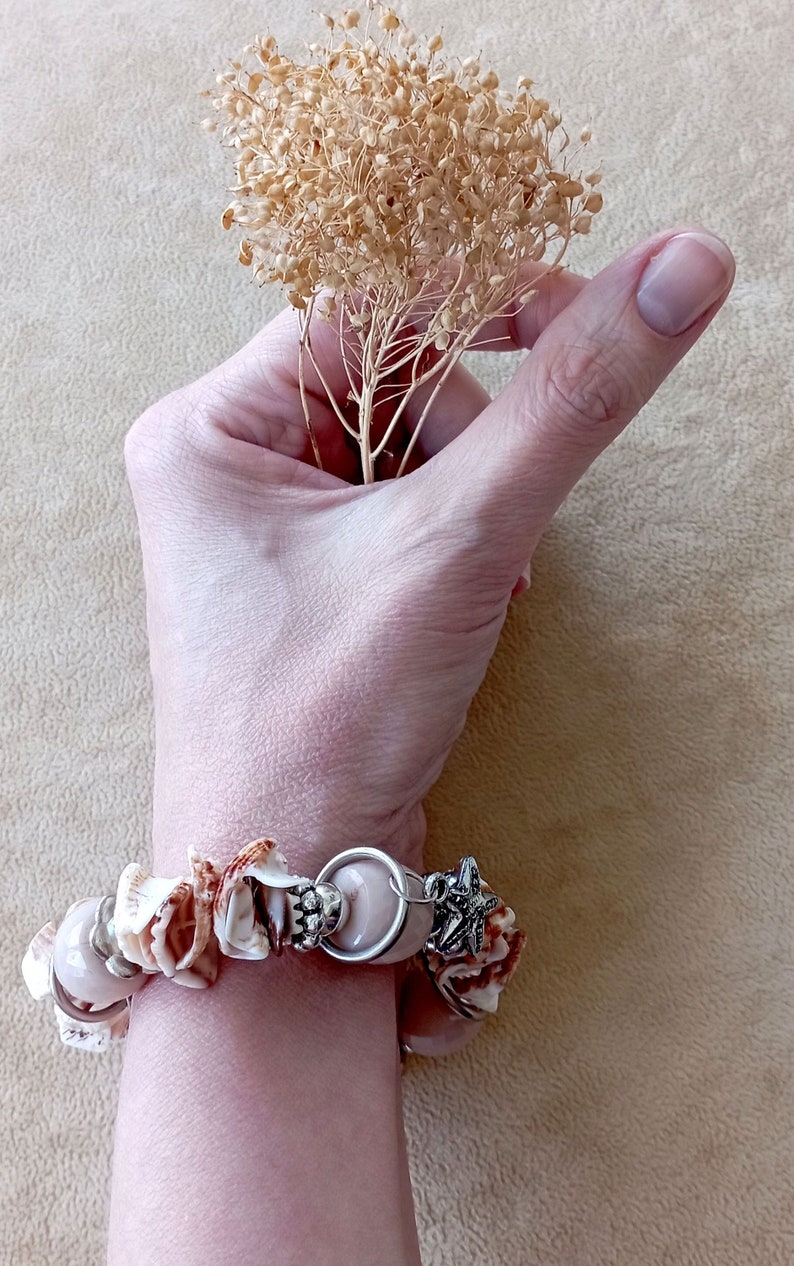 Vintage dainty beige bracelet of natural seashells metal pendants and bead Stretch yarn image 2