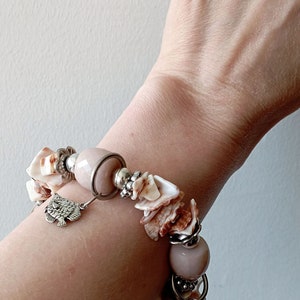 Vintage dainty beige bracelet of natural seashells metal pendants and bead Stretch yarn image 6