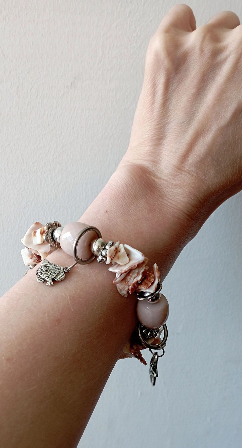 Vintage dainty beige bracelet of natural seashells metal pendants and bead Stretch yarn image 6