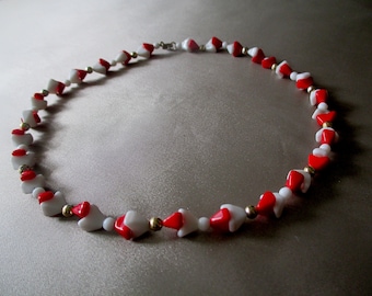 Vintage white and red short necklace Women's retro jewelry Glass triangular beads original gift Elegant unique bead necklace