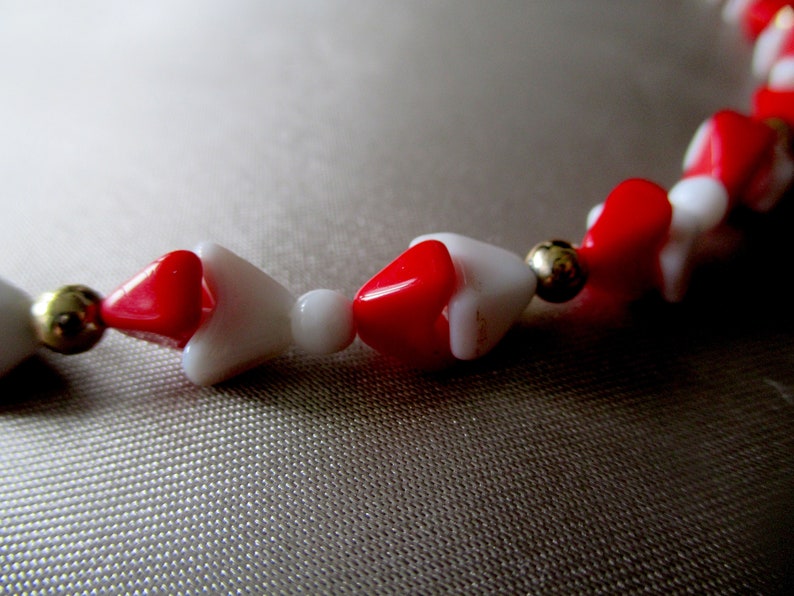 Vintage white and red short necklace Women's retro jewelry Glass triangular beads original gift Elegant unique bead necklace image 2