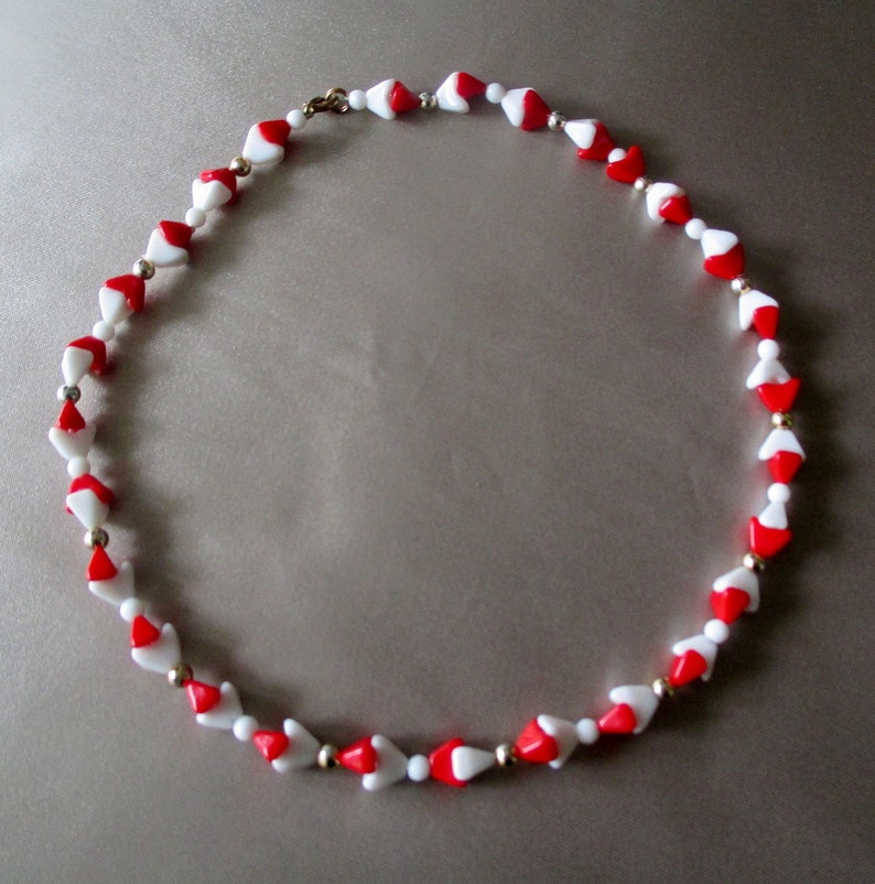 Vintage white and red short necklace Women's retro jewelry Glass triangular beads original gift Elegant unique bead necklace image 3