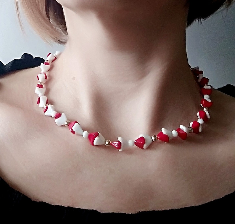 Vintage white and red short necklace Women's retro jewelry Glass triangular beads original gift Elegant unique bead necklace image 6