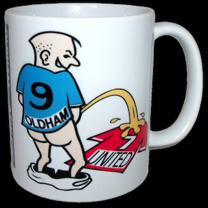 Funny Oldham Wee On United Football Fan Rivalry Shirt Coffee Tea Mug Manchester Athletic Gift