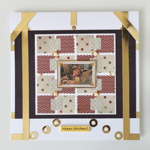 Peut inclure: Une carte de Noël faite à la main avec une bordure dorée et marron. Le centre présente un collage de carrés de papier à motifs avec une image d'un ange tenant un sapin de Noël. La carte porte le texte "Joyeux Noël !" en lettres dorées.
