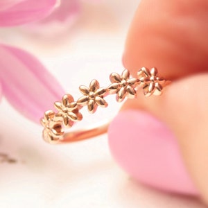 curved flower wedding band, 14k rose gold daisy ring, rose gold daisy band, floral ring, nature wedding band, gift for her, daisy ring,