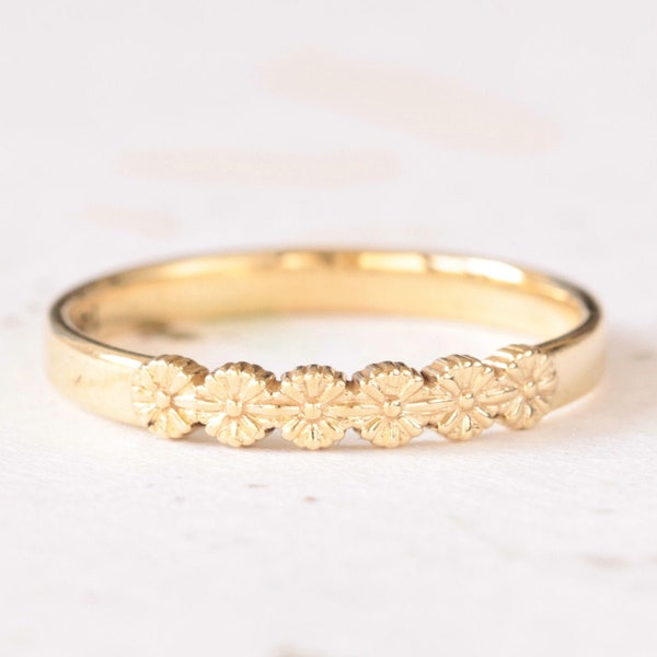 daisy wedding ring, daisy ring, delicate ring, 14k yellow gold ring, flower wedding band, floral ring, botanical ring, gift for her, jewelry