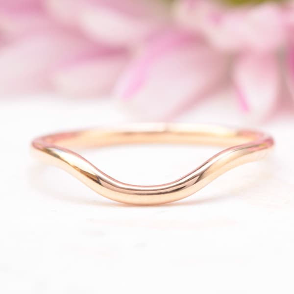 Alianza de oro curvada, anillo de oro rosa, anillo de bodas, anillo fino de oro, anillo delicado, anillo para realzar el anillo