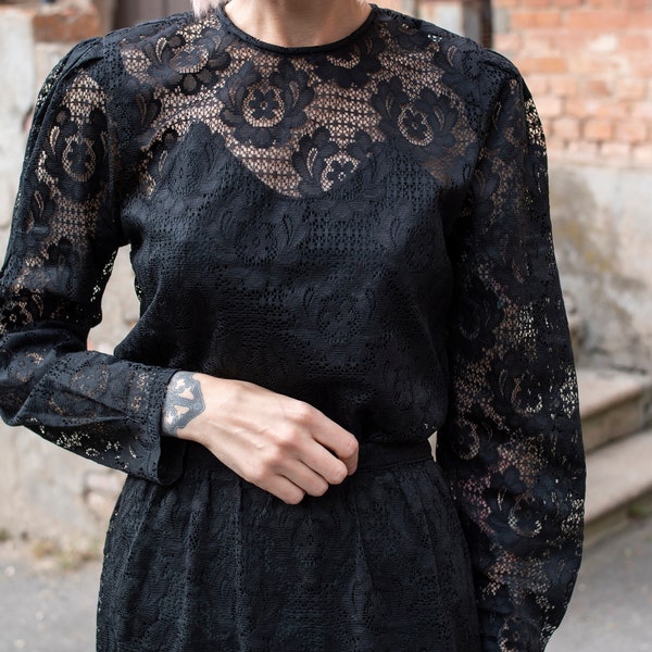 Vintage années 80 90 s Lace Top et Ensemble jupe. Blouse à manches longues en dentelle. Top en dentelle noire. Blouse à couches. Ensemble de dentelle de style Goth