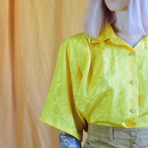 Vintage 80er Jahre Bluse mit kurzen Ärmeln. Button vorne gelb Shirt. 80er Jahre Shirt. Seidig glänzende Bluse. Satin Shirt