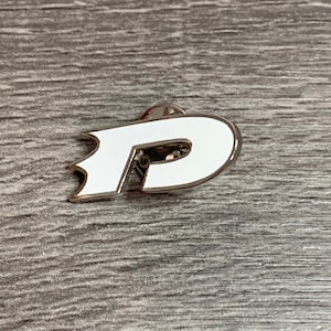Puede incluir: Pin de metal blanco con una letra P estilizada en negrita. La letra está delineada en plata y tiene un borde irregular en el lado izquierdo.