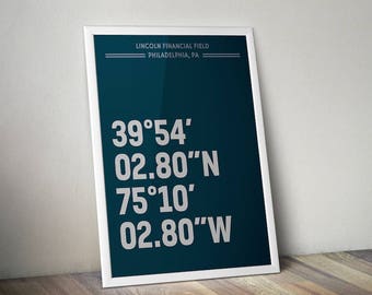 Puede incluir: Un póster enmarcado en blanco con un fondo azul oscuro y texto blanco. El texto dice "LINCOLN FINANCIAL FIELD PHILADELPHIA, PA 39°54′ 02.80″N 75°10′ 02.80″W".
