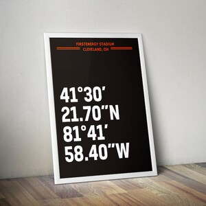 Puede incluir: Un p&oacute;ster en blanco y negro con el texto "FIRSTENERGY STADIUM CLEVELAND, OH" y las coordenadas "41&deg;30&prime; 21.70&Prime;N 81&deg;41&prime; 58.40&Prime;W" en texto blanco.