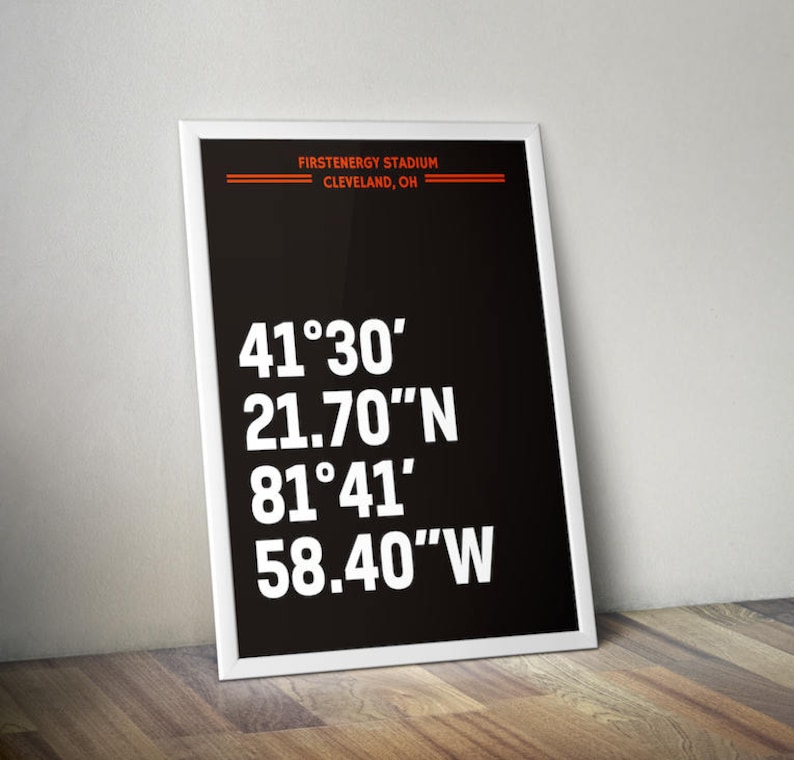 Puede incluir: Un p&oacute;ster en blanco y negro con el texto "FIRSTENERGY STADIUM CLEVELAND, OH" y las coordenadas "41&deg;30&prime; 21.70&Prime;N 81&deg;41&prime; 58.40&Prime;W" en texto blanco.