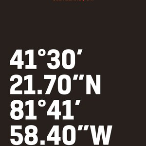 Puede incluir: Una imagen en blanco y negro con el texto "FIRSTENERGY STADIUM CLEVELAND, OH" en la parte superior. Las coordenadas 41&deg;30&prime; 21.70&Prime;N 81&deg;41&prime; 58.40&Prime;W se muestran en una fuente blanca grande.