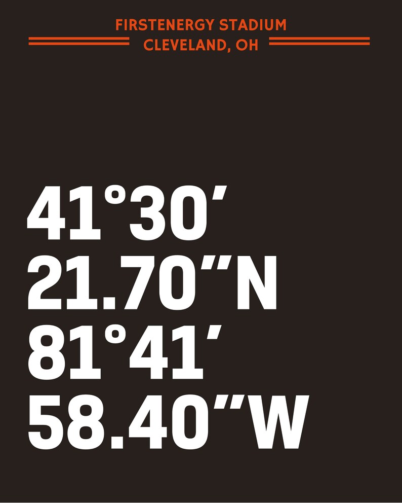 Puede incluir: Una imagen en blanco y negro con el texto "FIRSTENERGY STADIUM CLEVELAND, OH" en la parte superior. Las coordenadas 41&deg;30&prime; 21.70&Prime;N 81&deg;41&prime; 58.40&Prime;W se muestran en una fuente blanca grande.