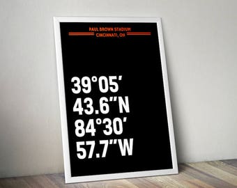 Puede incluir: Una impresión en blanco y negro con el texto "PAUL BROWN STADIUM CINCINNATI, OH" y las coordenadas "39°05′ 43.6″N 84°30′ 57.7"W".