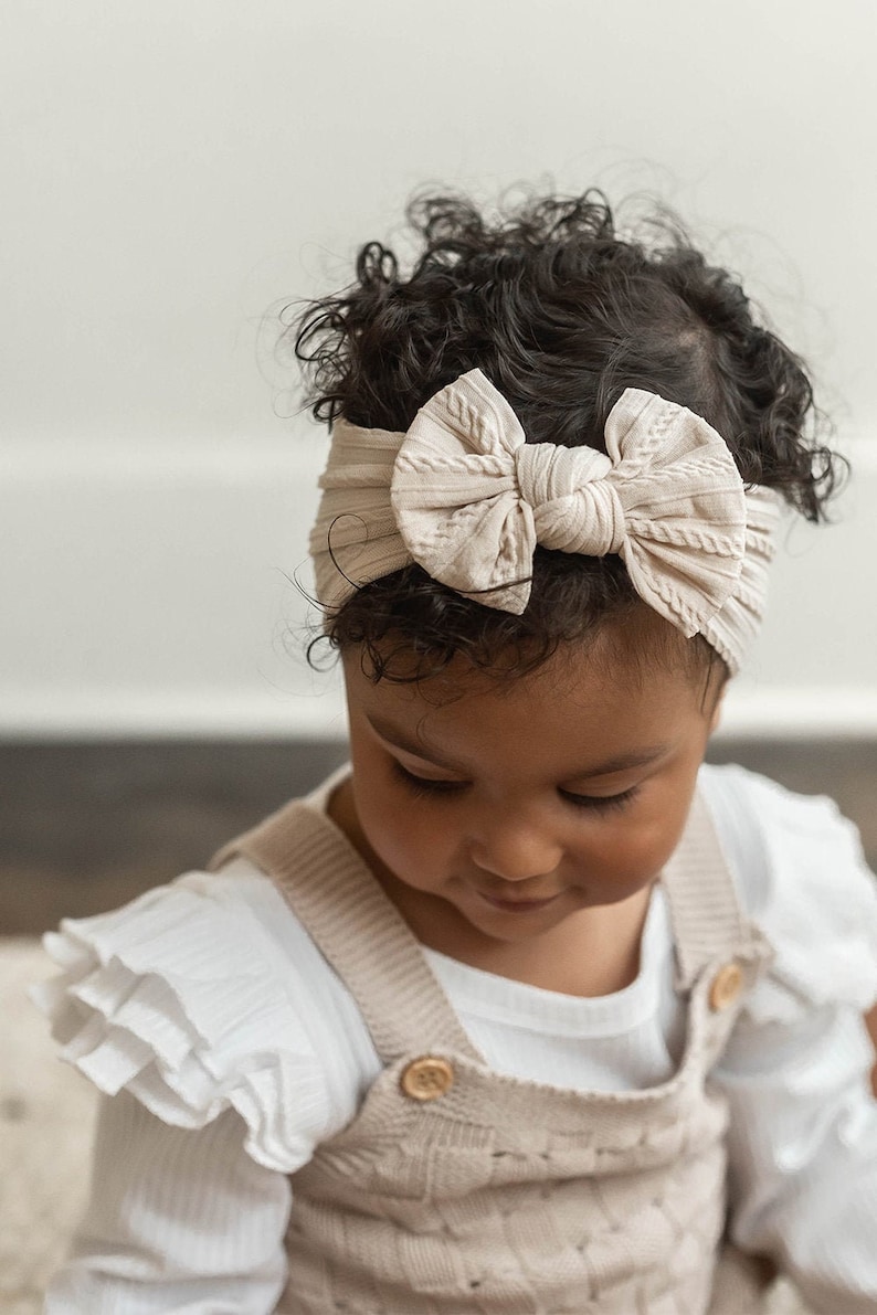 Big Bow Headband Beige, Cable Knit Baby Headband, Baby Headwrap, Turban Headband Baby, Knot Bow Headband, Baby Head Wrap, Tamaño 0-3yrs imagen 1