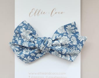 Serre-tête fleuri bleu chinoiserie pour bébé, serre-tête nouveau-né gros noeud, cadeau bébé fille, cadeau baby shower, barrette à cheveux bébé, noeuds floraux pour bébé