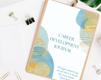 Może przedstawiać: Abstrakcyjny wzór w kolorze niebieskim i złotym na białym tle z tekstem "CAREER DEVELOPMENT JOURNAL" i cytatem Oprah Winfrey: "Największą przygodą, jaką możesz przeżyć, jest życie swoich marzeń."