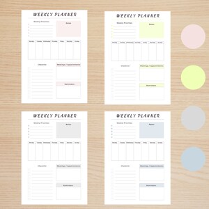 Puede incluir: Cuatro páginas de planificador semanal imprimibles con secciones para prioridades semanales, notas, lista de verificación, reuniones y citas, y recordatorios. Las páginas son en blanco y negro con un diseño simple.