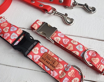 STAIN REISTANT rotes Hundehalsband mit mehrfarbigen Candy Hearts, personalisierter Id-Tag-Option und Metall- oder YKK-Schnallenauswahl, ohne Anhänger, 2 in 1