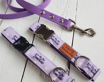 Flecken- und wasserabweisendes, violettes Hundehalsband mit Aufschrift „You Are My Sunshine“, Option mit personalisiertem Id-Tag und Auswahl der Metall- oder YKK-Schnalle