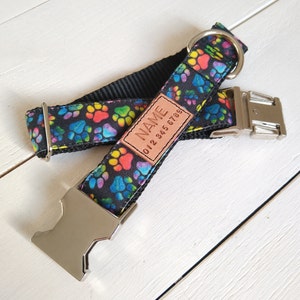 Collier pour chien multicolore avec empreintes de pattes, pattes arc-en-ciel, option étiquette personnalisée, choix de boucle en métal ou YKK, sans étiquette, produit 2 en 1