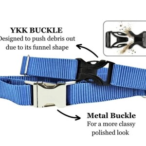 Puede incluir: Un collar de nailon azul con dos opciones de cierre: una hebilla YKK negra dise&ntilde;ada para expulsar residuos mediante su forma de embudo y una hebilla de metal plateado. La imagen incluye etiquetas de texto que identifican YKK BUCKLE y Metal Buckle.