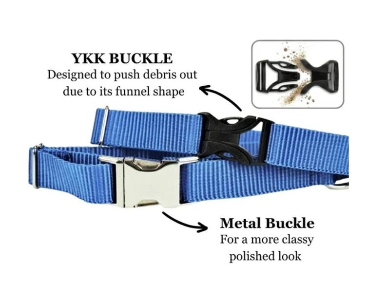 Puede incluir: Un collar de nailon azul con dos opciones de cierre: una hebilla YKK negra dise&ntilde;ada para expulsar residuos mediante su forma de embudo y una hebilla de metal plateado. La imagen incluye etiquetas de texto que identifican YKK BUCKLE y Metal Buckle.