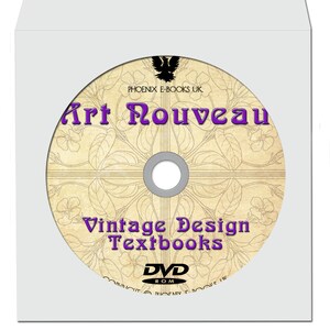 Puede incluir: Un disco DVD con un diseño vintage que presenta un patrón floral y el texto "Art Nouveau Vintage Design Textbooks" en morado. El disco está etiquetado como "DVD ROM" y tiene un logotipo de fénix negro con el texto "PHOENIX E-BOOKS UK".