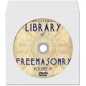 Puede incluir: Un DVD etiquetado como "THE ULTIMATE LIBRARY of FREEMASONRY VOLUME IV" es visible a través de una funda de papel blanco. El disco tiene un fondo beige con texto azul y un diseño geométrico. El logotipo de DVD está en la parte inferior.