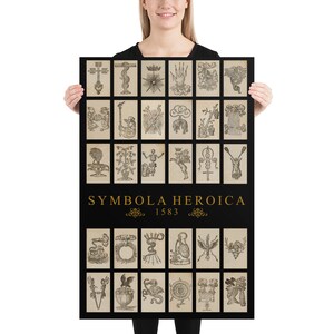 Könnte beinhalten: Ein schwarzes Poster mit einer Sammlung von Vintage-Illustrationen, jede in einem rechteckigen Rahmen. Das Poster zeigt den Text "Symbola Heroica 1583" in Goldbuchstaben, mit dekorativen Verzierungen über und unter dem Text.