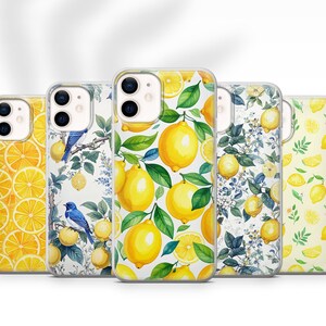 Könnte beinhalten: Fünf transparente Handyhüllen mit verschiedenen Zitronenmotiven. Die Hüllen zeigen Bilder von Zitronenscheiben, ganzen Zitronen mit Blättern und Zitronen mit blauen Vögeln und floralen Mustern. Die Hüllen sind in einer Reihe angeordnet.