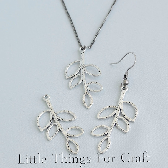 8 Leaves connector charms antique silver tone L37