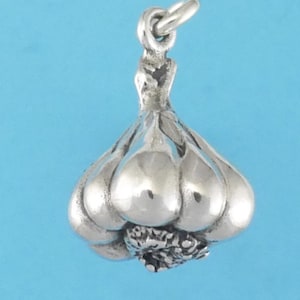 Charm de bulbo de ajo en plata de ley