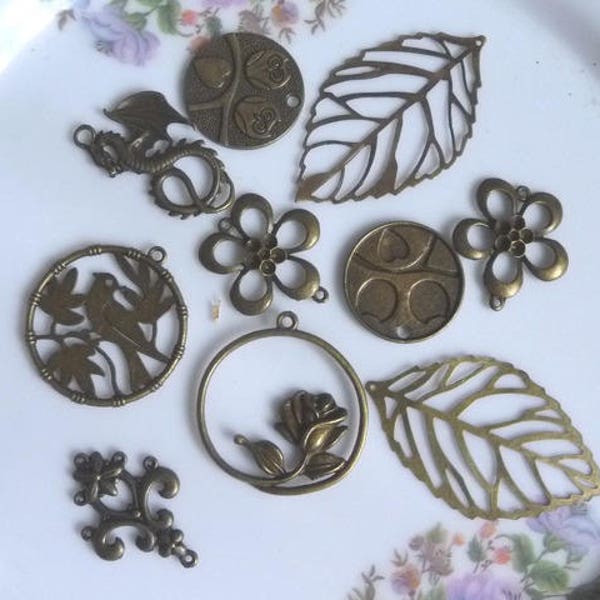 Lot de 10  breloques en bronze pour embellissement bijoux ou autres n 14