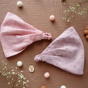 Set van 2 meisjeshoofddoeken voor de zomer. Hoofddoek voor peuters. Strandhoed voor kinderen. Verkoelende haarwikkel. Mousseline katoenen bandana met elastiek. Zonnehoed. Bloemen