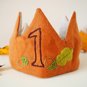 ウォルドルフ式バースデークラウン（子供用）。パーソナライズされたバースデークラウン。刺繍入りリネンクラウン。パーティーアクセサリー。1歳の誕生日プレゼント。どんぐり。